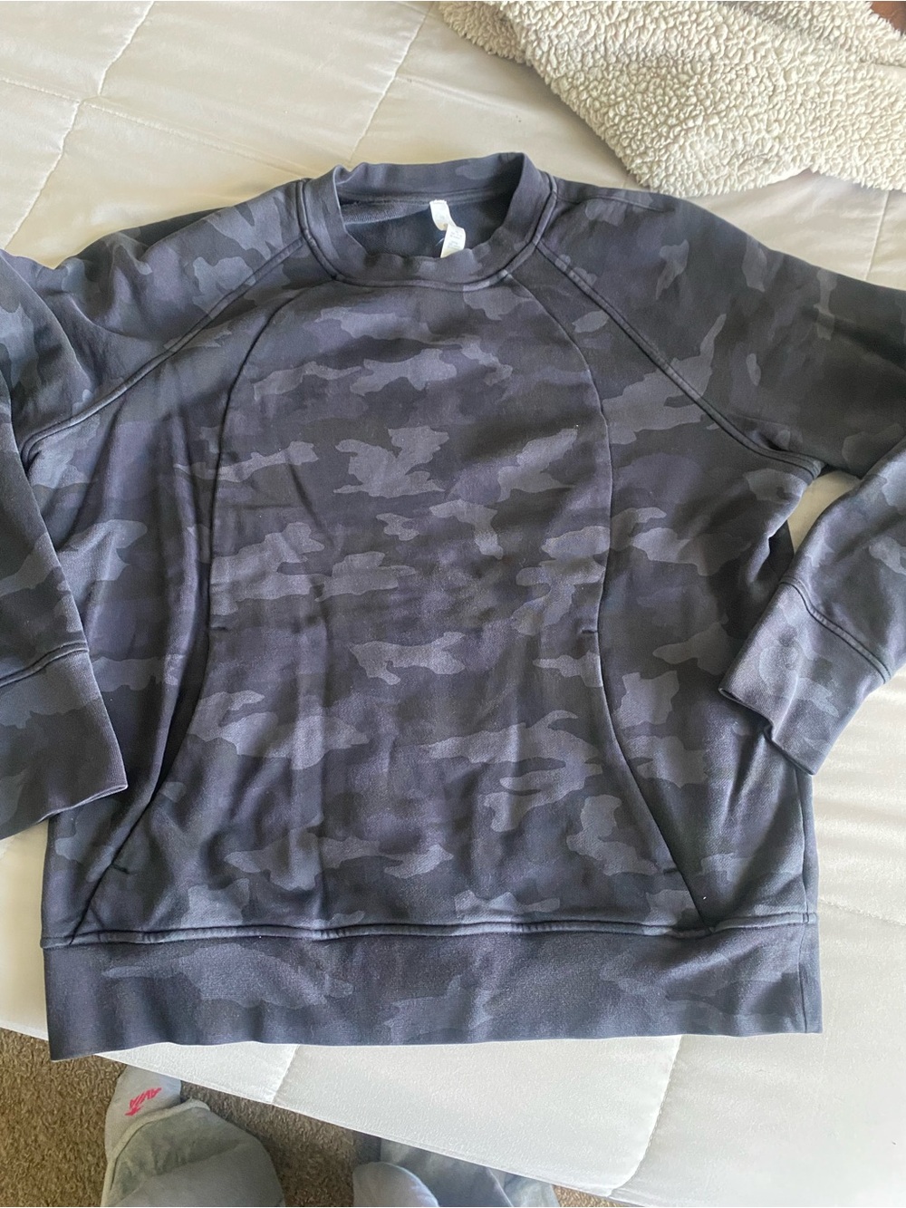 Lululemon Women’s dark gray camo crewneck sweatshirt scuba style